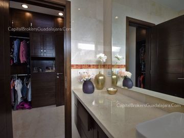 Residencia de Lujo con alberca en Alcazar Poniente