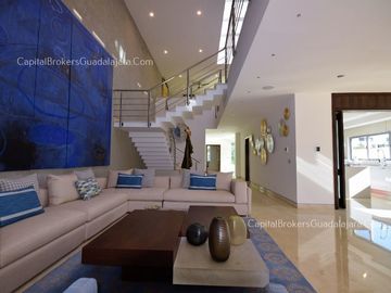 Residencia de Lujo con alberca en Alcazar Poniente