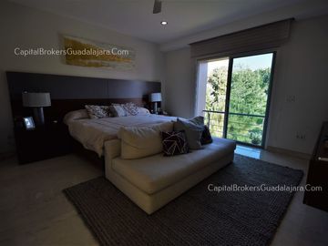 Residencia de Lujo con alberca en Alcazar Poniente