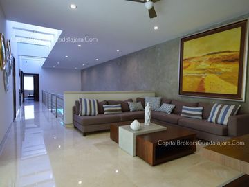 Residencia de Lujo con alberca en Alcazar Poniente