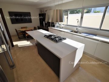 Residencia de Lujo con alberca en Alcazar Poniente