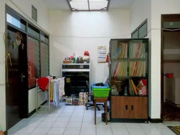 Rumah Luas Klampis Indah di Kawasan Perumahan Surabaya