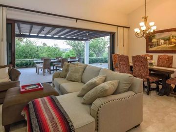 Casa con jardín, Jacuzzi con vista al mar y  pergola con area para sentarse, ven
