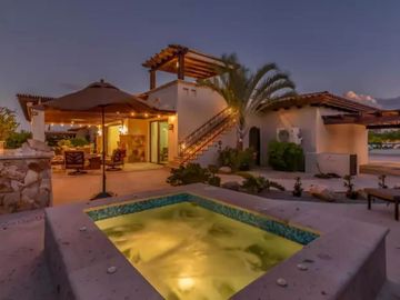 Casa con jardín, Jacuzzi con vista al mar y  pergola con area para sentarse, ven