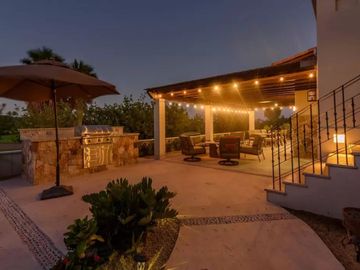 Casa con jardín, Jacuzzi con vista al mar y  pergola con area para sentarse, ven