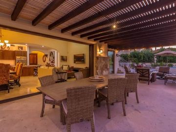 Casa con jardín, Jacuzzi con vista al mar y  pergola con area para sentarse, ven