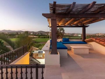 Casa con jardín, Jacuzzi con vista al mar y  pergola con area para sentarse, ven