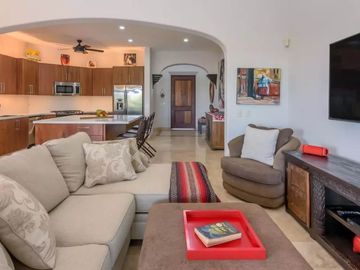 Casa con jardín, Jacuzzi con vista al mar y  pergola con area para sentarse, ven