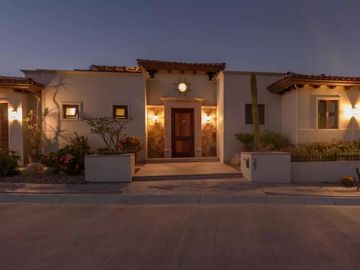 Casa con jardín, Jacuzzi con vista al mar y  pergola con area para sentarse, ven