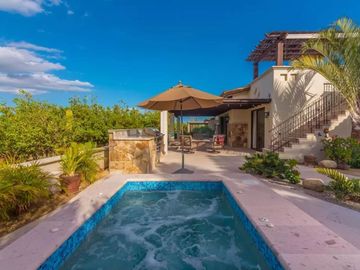 Casa con jardín, Jacuzzi con vista al mar y  pergola con area para sentarse, ven