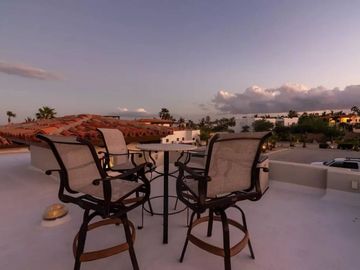 Casa con jardín, Jacuzzi con vista al mar y  pergola con area para sentarse, ven