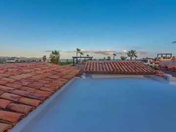 Casa con jardín, Jacuzzi con vista al mar y  pergola con area para sentarse, ven