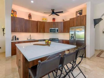 Casa con jardín, Jacuzzi con vista al mar y  pergola con area para sentarse, ven