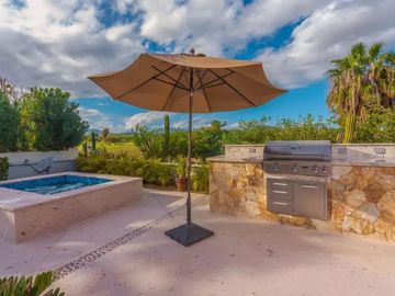 Casa con jardín, Jacuzzi con vista al mar y  pergola con area para sentarse, ven
