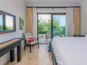Casa con jardín, Jacuzzi con vista al mar y  pergola con area para sentarse, ven