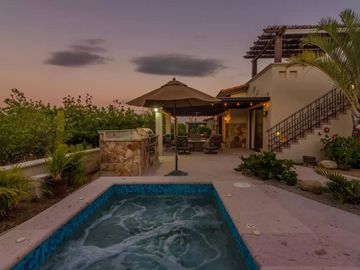 Casa con jardín, Jacuzzi con vista al mar y  pergola con area para sentarse, ven