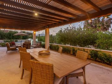 Casa con jardín, Jacuzzi con vista al mar y  pergola con area para sentarse, ven