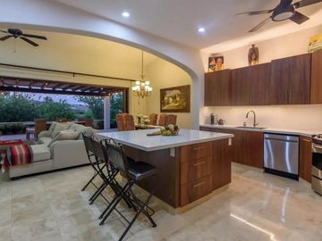 Casa con jardín, Jacuzzi con vista al mar y  pergola con area para sentarse, ven
