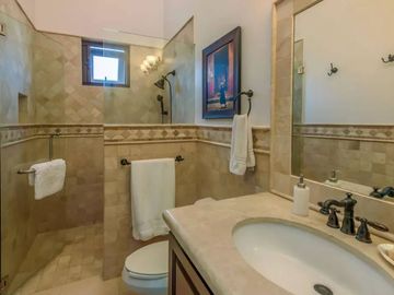 Casa con jardín, Jacuzzi con vista al mar y  pergola con area para sentarse, ven