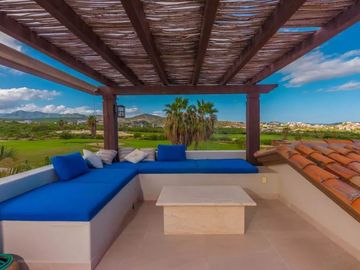 Casa con jardín, Jacuzzi con vista al mar y  pergola con area para sentarse, ven