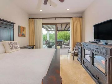 Casa con jardín, Jacuzzi con vista al mar y  pergola con area para sentarse, ven