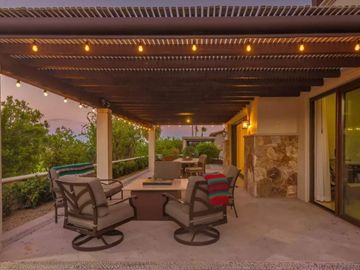 Casa con jardín, Jacuzzi con vista al mar y  pergola con area para sentarse, ven