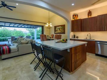 Casa con jardín, Jacuzzi con vista al mar y  pergola con area para sentarse, ven