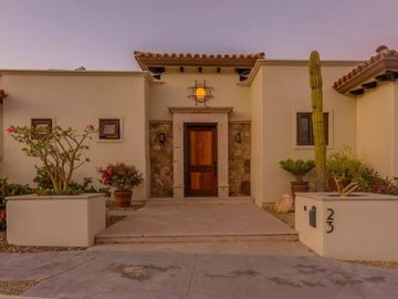 Casa con jardín, Jacuzzi con vista al mar y  pergola con area para sentarse, ven