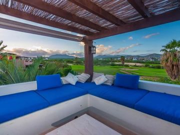 Casa con jardín, Jacuzzi con vista al mar y  pergola con area para sentarse, ven