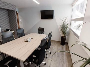 HERMOSA  OFICINA, EXCELENTE UBICACION,  SALAS JUNTAS  Y SALON VIP
