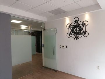 HERMOSA  OFICINA, EXCELENTE UBICACION,  SALAS JUNTAS  Y SALON VIP