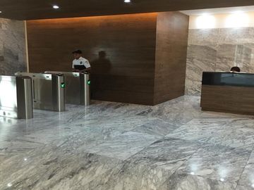 HERMOSA  OFICINA, EXCELENTE UBICACION,  SALAS JUNTAS  Y SALON VIP