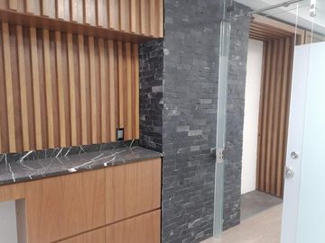 HERMOSA  OFICINA, EXCELENTE UBICACION,  SALAS JUNTAS  Y SALON VIP