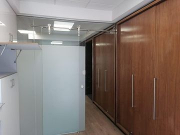 HERMOSA  OFICINA, EXCELENTE UBICACION,  SALAS JUNTAS  Y SALON VIP