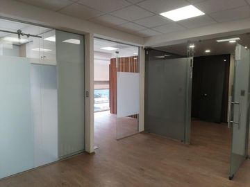 HERMOSA  OFICINA, EXCELENTE UBICACION,  SALAS JUNTAS  Y SALON VIP