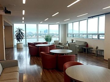 HERMOSA  OFICINA, EXCELENTE UBICACION,  SALAS JUNTAS  Y SALON VIP