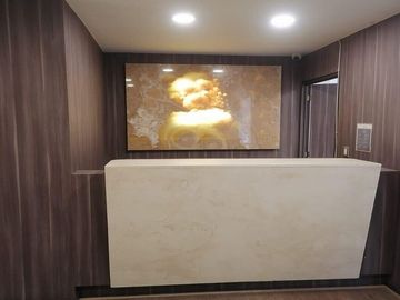 HERMOSA  OFICINA, EXCELENTE UBICACION,  SALAS JUNTAS  Y SALON VIP