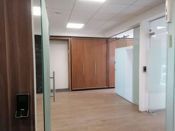 HERMOSA  OFICINA, EXCELENTE UBICACION,  SALAS JUNTAS  Y SALON VIP