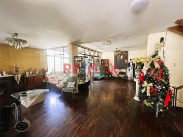 Vendo casa en esquina, bien ubicada en la mejor zona de Surquillo. Fácil acceso a avenidas importantes como Av. Aramburú, Av. Paseo de la República (v