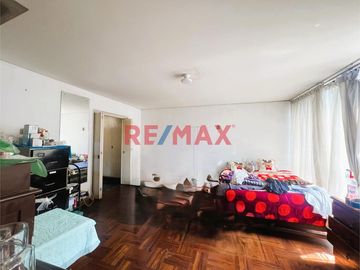 Vendo casa en esquina, bien ubicada en la mejor zona de Surquillo. Fácil acceso a avenidas importantes como Av. Aramburú, Av. Paseo de la República (v