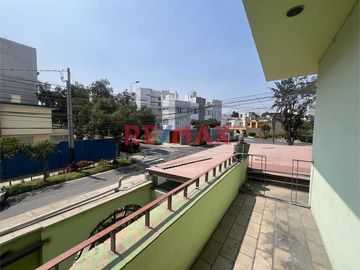 Vendo casa en esquina, bien ubicada en la mejor zona de Surquillo. Fácil acceso a avenidas importantes como Av. Aramburú, Av. Paseo de la República (v