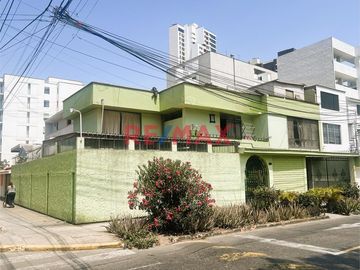 Vendo casa en esquina, bien ubicada en la mejor zona de Surquillo. Fácil acceso a avenidas importantes como Av. Aramburú, Av. Paseo de la República (v