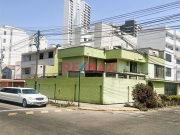 Vendo casa en esquina, bien ubicada en la mejor zona de Surquillo. Fácil acceso a avenidas importantes como Av. Aramburú, Av. Paseo de la República (v