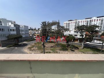 Vendo casa en esquina, bien ubicada en la mejor zona de Surquillo. Fácil acceso a avenidas importantes como Av. Aramburú, Av. Paseo de la República (v
