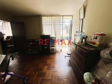 Vendo casa en esquina, bien ubicada en la mejor zona de Surquillo. Fácil acceso a avenidas importantes como Av. Aramburú, Av. Paseo de la República (v