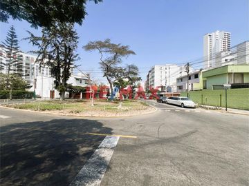 Vendo casa en esquina, bien ubicada en la mejor zona de Surquillo. Fácil acceso a avenidas importantes como Av. Aramburú, Av. Paseo de la República (v