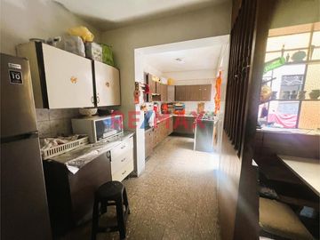 Vendo casa en esquina, bien ubicada en la mejor zona de Surquillo. Fácil acceso a avenidas importantes como Av. Aramburú, Av. Paseo de la República (v
