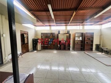 Vendo casa en esquina, bien ubicada en la mejor zona de Surquillo. Fácil acceso a avenidas importantes como Av. Aramburú, Av. Paseo de la República (v