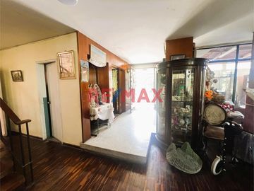 Vendo casa en esquina, bien ubicada en la mejor zona de Surquillo. Fácil acceso a avenidas importantes como Av. Aramburú, Av. Paseo de la República (v