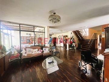 Vendo casa en esquina, bien ubicada en la mejor zona de Surquillo. Fácil acceso a avenidas importantes como Av. Aramburú, Av. Paseo de la República (v
